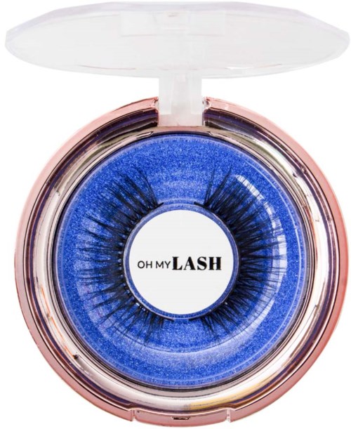 Ett litet runt förvaringsglas med blå ögonfransar inuti och en lock märkt "OH MY LASH."