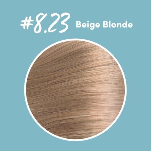 Ett färgprov märkt '#8.23 Beige Blonde' med blonda hårprov i en cirkel. Bakgrund i teal.