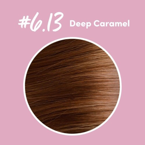 Et hårfargestykke kalt Deep Caramel med brunt hår. Bakgrunn er rosa med hvit tekst og en sirkulær bilde.