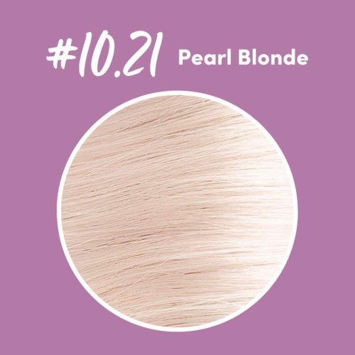 Färgprov av pärlblont hårfärg med lila bakgrund, märkt #10.21 Pearl Blonde.