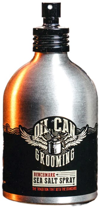 En silver hårvårdsprayflaska med svart etikett, änglavingar och orden "Sea Salt Spray" längst ner.