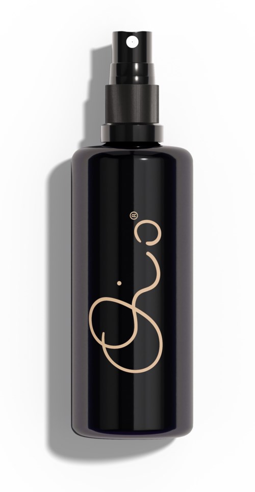 Eine schwarze Sprühflasche mit goldenem Logo und Sprühkopf.