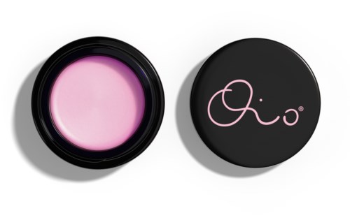 Ein kleiner runder Behälter mit rosa Make-up und einem schwarzen Deckel mit pinkem Logo.