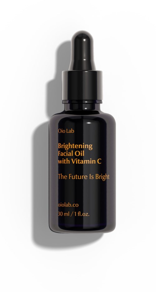 Een donker flesje met pipettendop, gelabeld als verhelderende gezichtsolie met vitamine C, van Dio Lab.