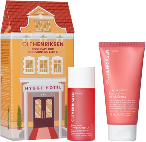 Ein hotelsy House mit Haut- und Körperpflegeprodukten davor, inklusive Trocken Körperöl und Handcreme.