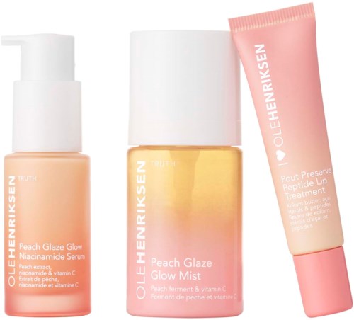 Tre hudpleieprodukter: en ferskenfarget serum, en fersken dis, og en rosa leppebehandling.