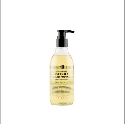 Przezroczysta butelka z czarnym dozownikiem, oznaczona jako Calura Cleanser Shampoo, zawiera żółtą ciecz.