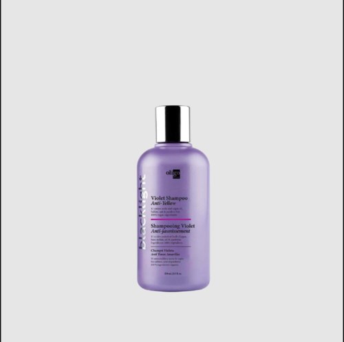 Fioletowa butelka szamponu z czarnym i srebrnym zamknięciem, oznaczona "Violet Shampoo" i "Anti-Yellow."