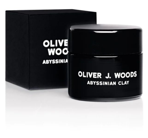 Czarna słoik i pudełko z białym tekstem dla produktu do pielęgnacji skóry Oliver J. Woods Abyssinian Clay.