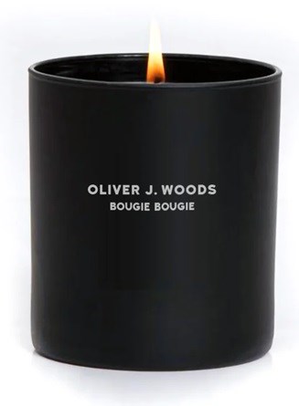 Czarna świeca z płomieniem, oznaczona 'Oliver J. Woods Bougie Bougie', prosty i elegancki design.