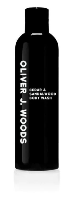 Czarna butelka Oliver J. Woods mydła do ciała z zapachem cedar i sandalwood z białym tekstem.