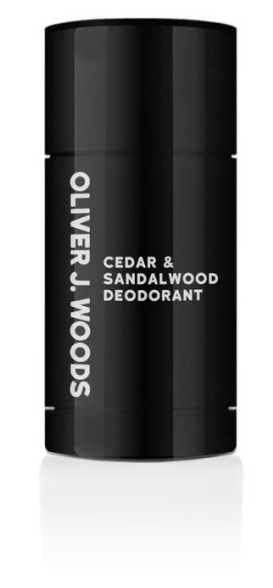 En svart deodorantstift med vit text, doften är ceder och sandelträ, märket är Oliver J. Woods.