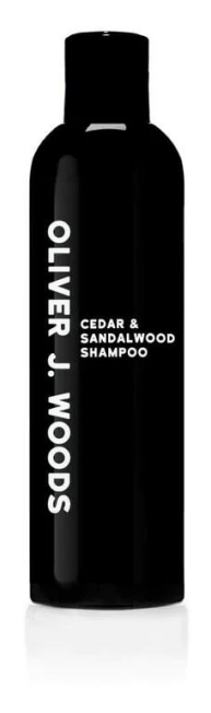 Czarna butelka z białym napisem Oliver J. Woods Cedar & Sandalwood Shampoo.