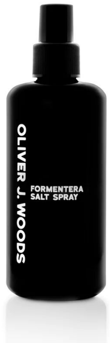 Czarna butelka z sprayem oznaczona Oliver J. Woods Formentera Salt Spray, z dozownikiem.