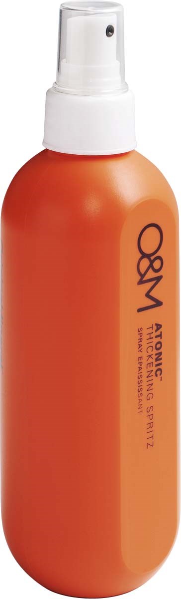En sprayflaska i orange färg med vit spraytoppen. Etiketten visar varumärket och produktdetaljer.