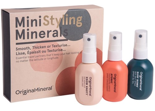 Et sæt med tre små sprayflasker og en boks mærket 'Mini Styling Minerals' til hårstyling.
