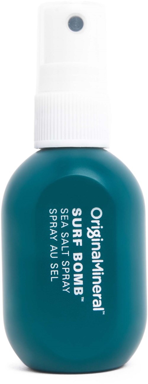 En blågrön sprayflaska märkt 'Original Mineral Surface Spray' och 'Sea Salt Spray' med vit sprayhatt.
