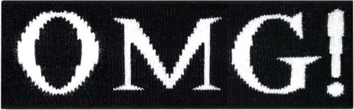 Tekst zegt "OMG!" op een zwarte achtergrond met witte stitching, wat verrassing of schok aangeeft.