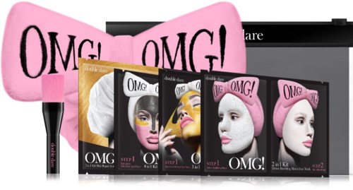 Makeupprodukter inkluderar ett stort rosa hårband, en borste och flera sminkaskar med ett kvinnligt ansikte och rosa hårband som säger "OMG!".