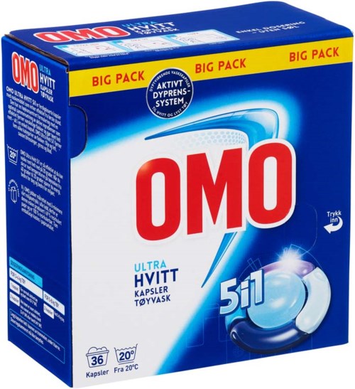 Vasketabletter i en blå boksmerket OMO, med 5-i-1 rengjøringsfunksjoner og informasjon om antall poser og temperatur.