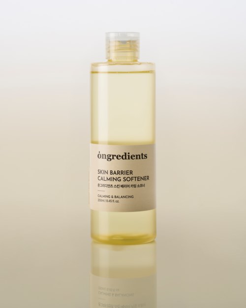 Butelka produktu do pielęgnacji skóry o nazwie 'Skin Barrier Calming Softener'. Przezroczysta ciecz. Prosty design etykiety.