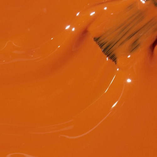 Ljust orange flytande med svarta linjer och glänsande fläckar, ser ut som en närbild av en vätskes surface.