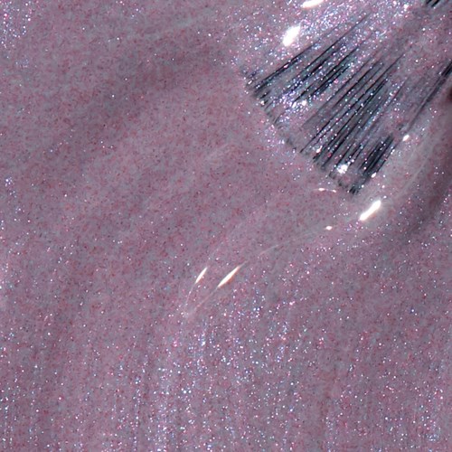 Lyserosa, glitteroverflate med en klar plastbørste og en skinnende leppestift.