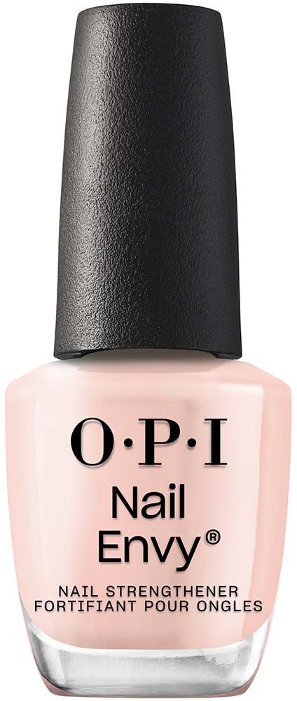 Eine Flasche O.P.I Nail Envy Nagelverstärker, hellrosa Farbe, schwarzer Deckel, steht aufrecht.