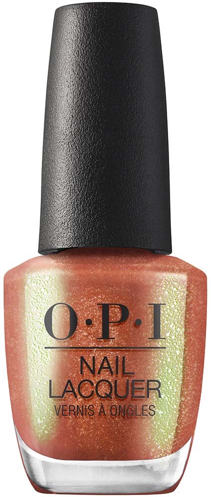 Een nagellakfles met zwarte dop, roze fles en glanzende gouden details, gemerkt 'O.P.I' en 'Nail Lacquer.'