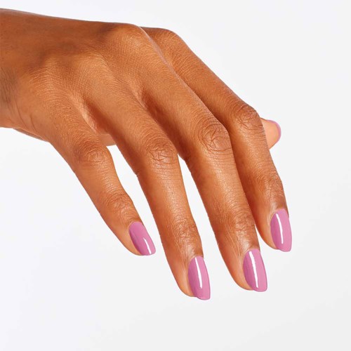 En hand med prydligt målade rosa naglar visas mot en vit bakgrund.