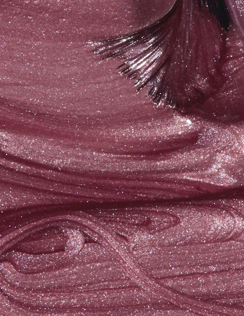 Skinnende pink makeup med øjenskygge, eyeliner, mascara og pink læbestift. Glitrende og glamourøst udseende.