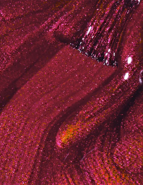 Bildet viser et nært bilde av rosa glitter neglelakk med blanke striper og glitter.