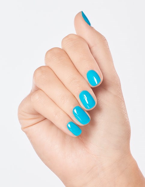 Hand som visar fem fingrar, målad med ljusblå nagellack.