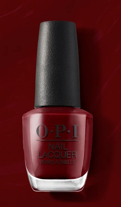 Rote Nagellackflasche mit schwarzem Deckel, Beschriftung liest O.P.I Nail Lacquer, auf dunklem roten Hintergrund.