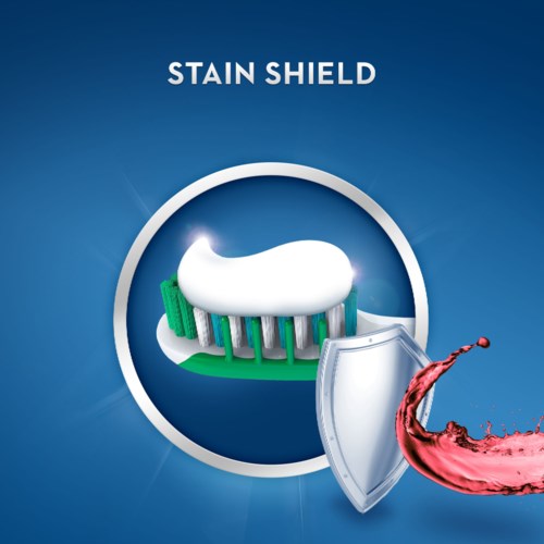 En logo for Stain Shield med en tandbørste, skjold og rød væske, der sprøjter. Det antyder pletbeskyttelse eller rengøring.
