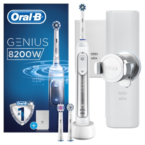 Billedet viser en elektrisk tandbørste, en opladningsbase og emballage, alle med Oral-B-mærke, designet til tandrensning.