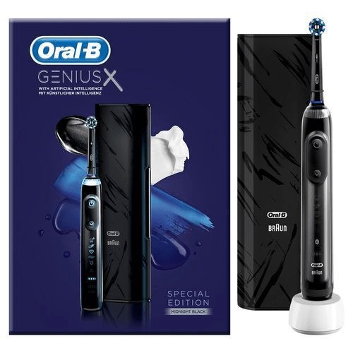 Oral-B Genius X eltandborste visas med förpackning och laddare, svart färg, några förpackningsgrafiker runt den.