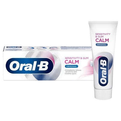En tandkrämstube och förpackning märkt Oral-B Calm för känsliga tänder och gumor. Den lovar smärtlindring och lugnandeffekt på gommen.