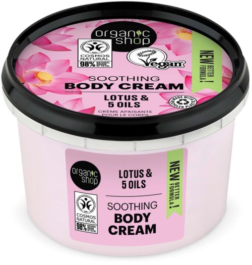 En rund behållare med lugnande kroppskräm med rosa lotusblommor, veganska och ekologiska märken, samt ny örtbaserad formel.