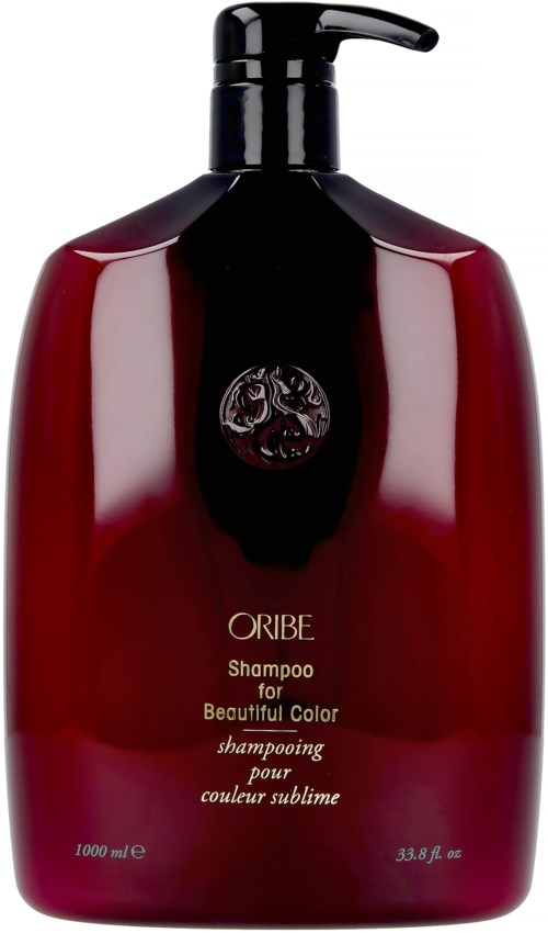 Een rode en zwarte shampoo fles met pomp, gelabeld 'ORIBE' en 'Shampoo for Beautiful Color.'