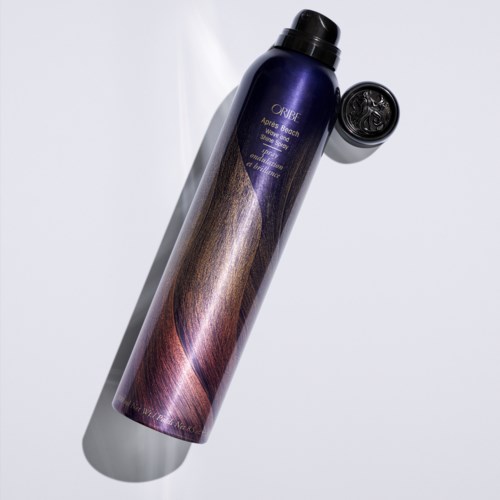 En lang, lilla og brune shampoo-flaske med svart lokk, plassert på en hvit overflate med skygge.