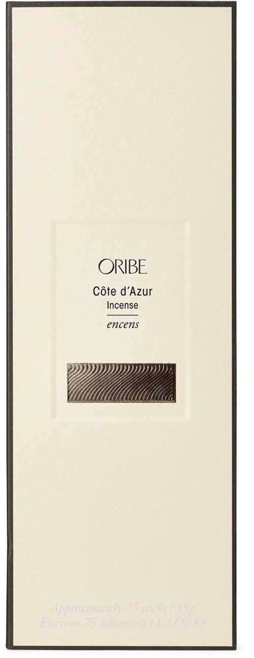 En høy, hvit eske med etikett som indikerer Oribe Cote d'Azur-innkledd inni.