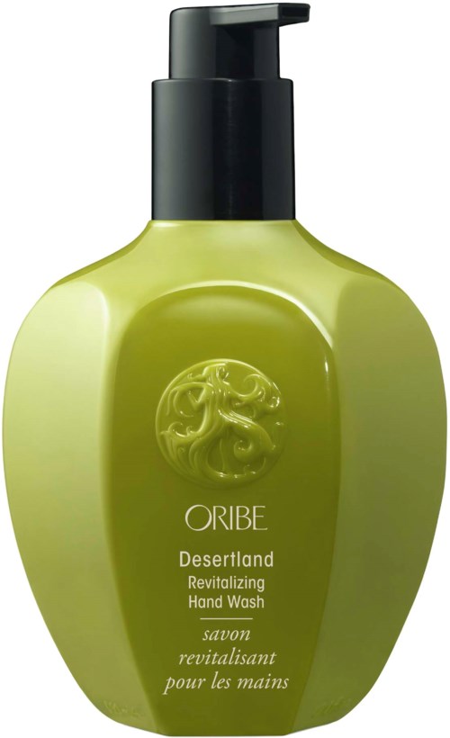 Grønn håndvaskflaske med svart pumpe, merket 'Desertland' og 'Revitalizing Hand Wash'.