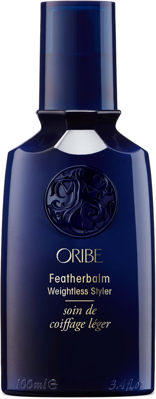 En blå flaska märkt Oribe Featherbalm Weightless Styler med vit och guld text.
