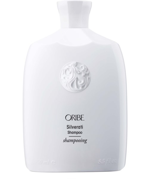 En hvit sjampoflask med avrundet topp, preget logo og svart tekst som sier "ORIBE Silverati Shampoo."