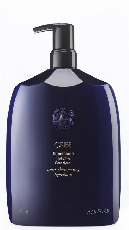 Mørkeblå flaske med Oribe Supershine Hydrating Conditioner og svart pumpe. Elegant og slank design.