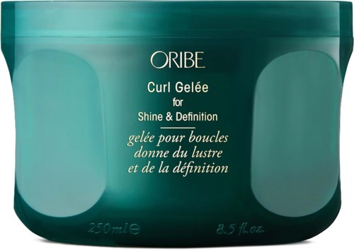 En teal-farget krukke med gulltekst, brukt til hårcurling, merket ORIBE Curl Gelée for glans og definisjon.