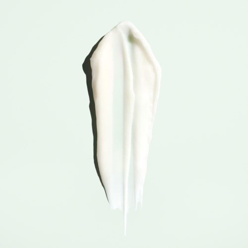 En klick vit grädde eller yoghurt på en ljus bakgrund med skuggor för djup.