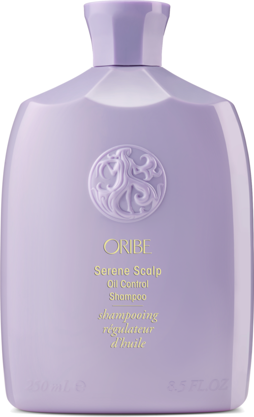 En lilla fiolett flaske med Oribe Serene Scalp Oil Control Shampoo med rund logo og gullskrift.