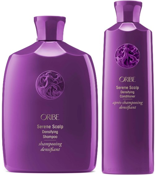 Kaksi vaaleanpunainen pullot Oribe Serene Scalp Densifying Shampoo ja Conditioner. Pullot ovat tyylikkäitä ja niissä on koristeellinen logo.